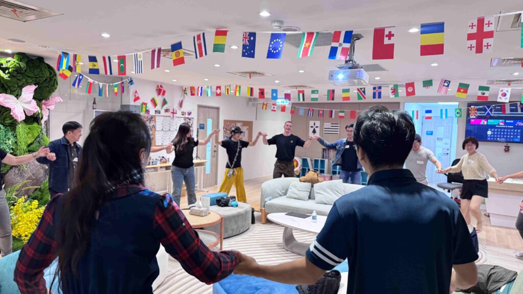 歐揚語言中心（Oh Young Language Center）文化活動照片 台中學員參與多國文化交流活動現場