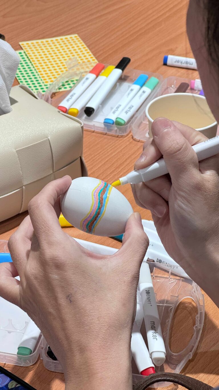 學員參與法國復活節彩蛋彩繪活動，體驗法國節慶文化手作樂趣