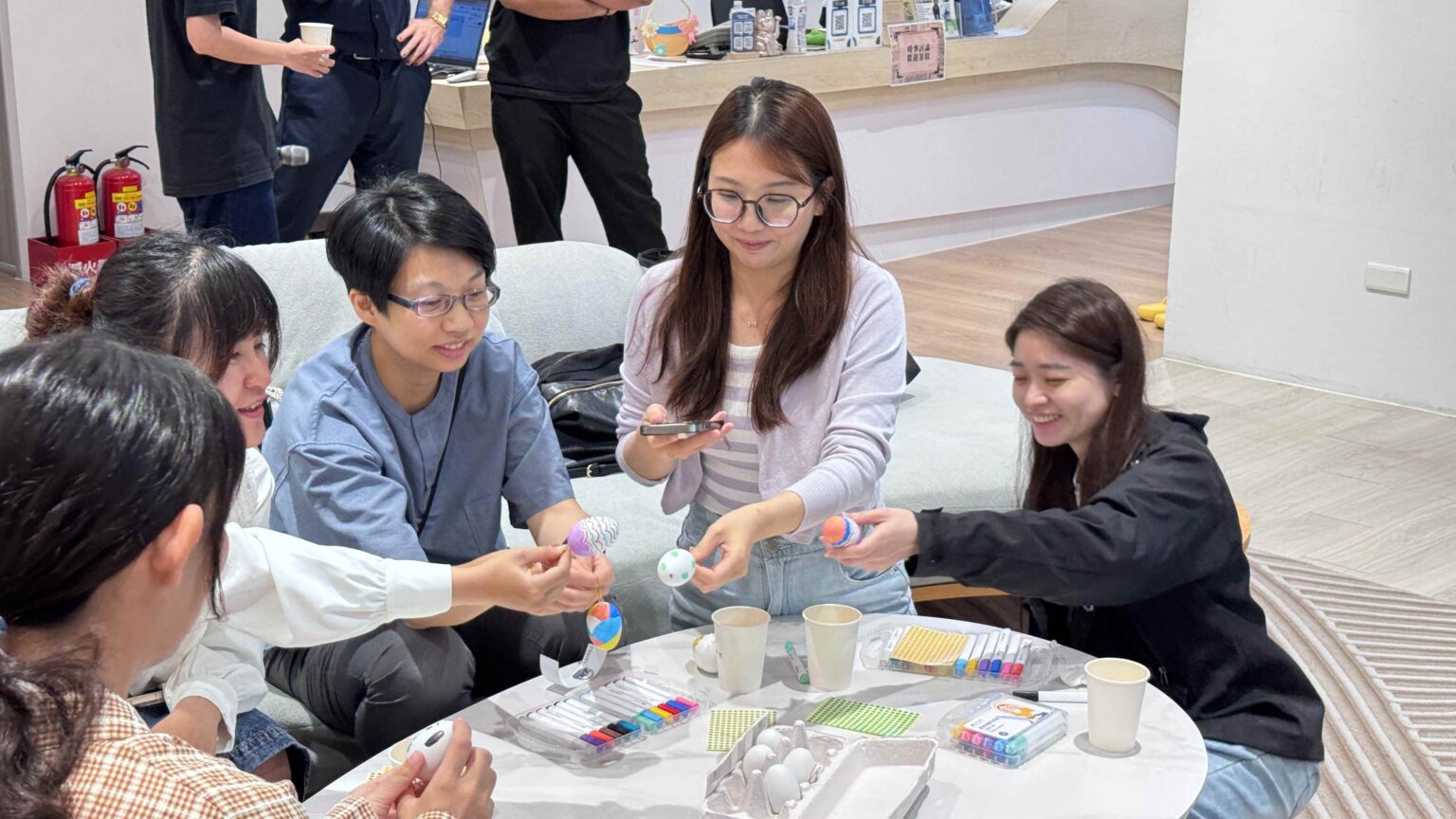 學員專注參與法國文化活動，在台中體驗復活節節慶樂趣