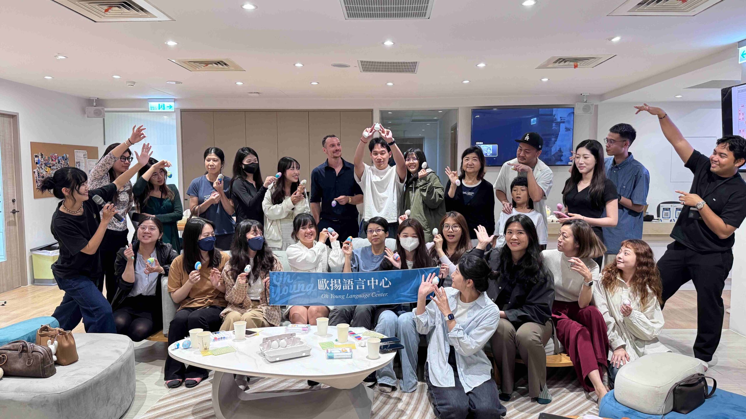 台中法國復活節活動大合照，學員參加歐揚語言中心 Friday Night 法國文化體驗