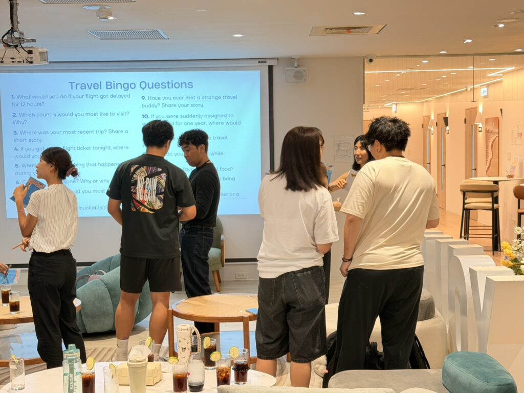 參與者透過英文問答進行國家貼紙破冰遊戲,練習口說並認識彼此